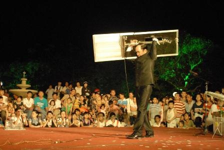 “Quái kiệt” biến ống pô xe, cánh cửa thành... nhạc cụ - 11 Sự kết hợp giữa đàn ghi-ta và cánh cửa