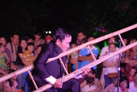 “Quái kiệt” biến ống pô xe, cánh cửa thành... nhạc cụ - 12 Cận cảnh chiếc thang làm đàn của nghệ sĩ Tới