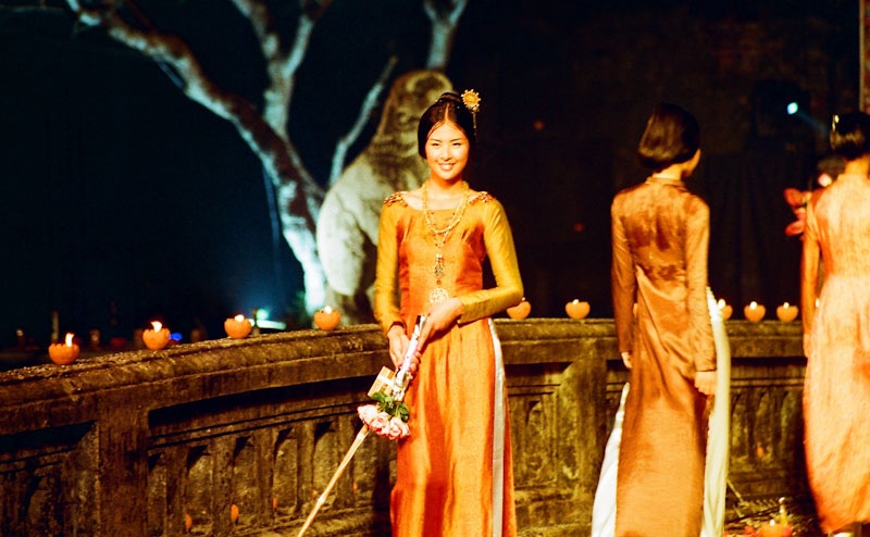 Ngắm hình ảnh Ngọc Hân qua các kỳ Festival Huế - 3 Đêm Hội Áo dài năm 2008 tổ chức tại cửa Hiển Nhơn, Ngọc Hân trình diễn rất tròn vai