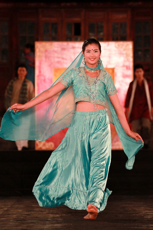Ngắm hình ảnh Ngọc Hân qua các kỳ Festival Huế - 7 Hình ảnh cô biến hóa các bộ trang phục châu Á ở Đêm Phương Đông