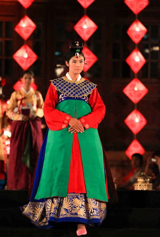 Ngắm hình ảnh Ngọc Hân qua các kỳ Festival Huế - 9 Hình ảnh cô biến hóa các bộ trang phục châu Á ở Đêm Phương Đông