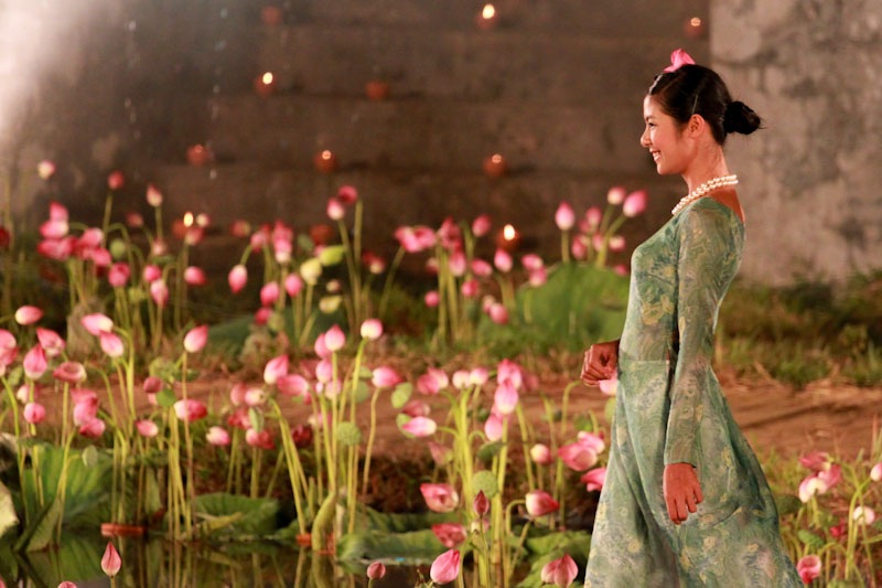 Ngắm hình ảnh Ngọc Hân qua các kỳ Festival Huế - 10 Dịu dàng bên hoa sen trong Đêm lễ hội Áo dài ở cửa Thượng Tứ