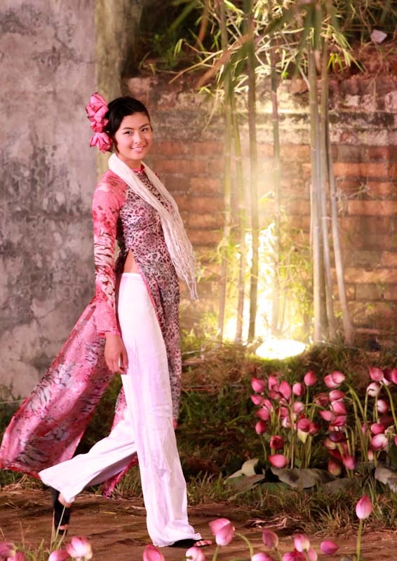 Ngắm hình ảnh Ngọc Hân qua các kỳ Festival Huế - 11 Những nét đẹp của hoa hậu cùng với cách đi đứng chuẩn mực cuốn hút hàng vạn khán giả năm 2010