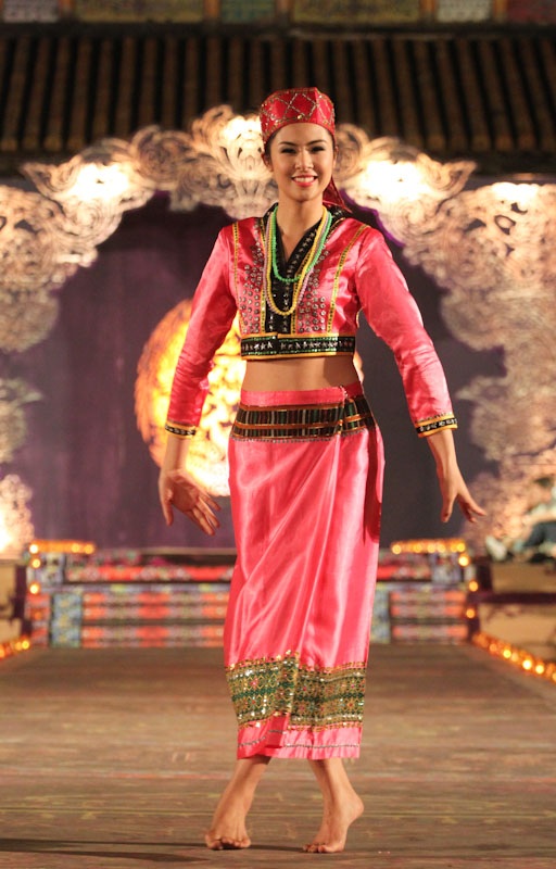 Ngắm hình ảnh Ngọc Hân qua các kỳ Festival Huế - 16 Ngọc Hân luôn tỏa sáng, đẹp rực rỡ với áo dài trong năm 2012