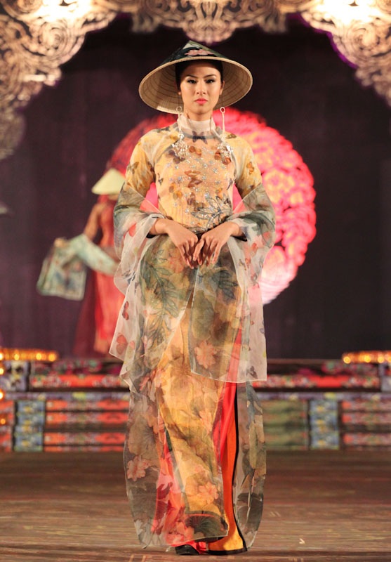 Ngắm hình ảnh Ngọc Hân qua các kỳ Festival Huế - 17 Sang trọng và quý phái