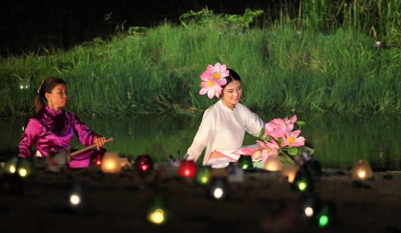 Ngắm hình ảnh Ngọc Hân qua các kỳ Festival Huế - 19 Ngọc Hân ngồi trên ghe biểu diễn cùng sông nước Hương Giang trong lễ Bế mạc (ảnh: Hiếu Phan)