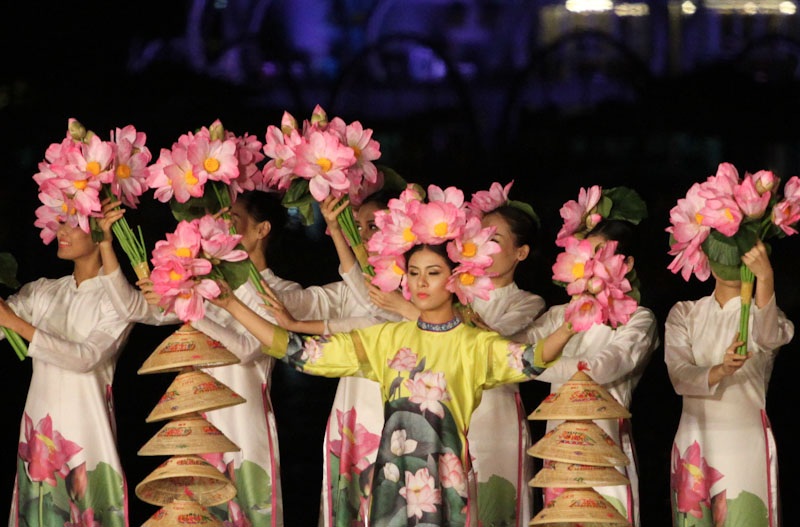 Ngắm hình ảnh Ngọc Hân qua các kỳ Festival Huế - 20 Cô là tâm điểm của vẻ đẹp tỏa sáng