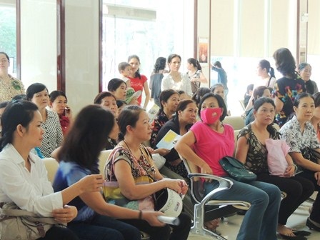 1.000 phụ nữ Huế được khám ung thư vú miễn phí - 4 Nhiều phụ nữ chờ đợi đến phiên mình được kiểm tra ung thư vú miễn phí