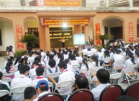 Học sinh cấp 2 hào hứng với hội thi sách - 1 Học sinh cấp 2 hào hứng với hội thi sách