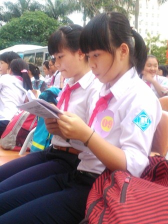 Học sinh cấp 2 hào hứng với hội thi sách - 2 2 HS nữ đọc lại bài viết của mình trước lúc