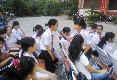 Học sinh cấp 2 hào hứng với hội thi sách - 3 Trong lúc thuyết trình, các em còn giao lưu với khán giả