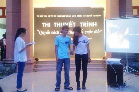 Học sinh cấp 2 hào hứng với hội thi sách - 4 Dựng kịch từ 1 cuốn sách về khát vọng vươn lên của giới trẻ nước ngoài.