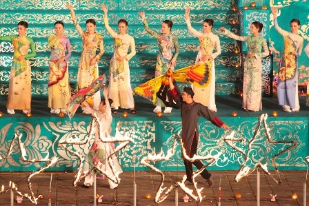 Màn trình diễn áo dài và diều Huế trong Lễ hội Áo dài luôn cuốn hút người xem