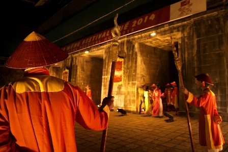 Trang nghiêm cảnh lính thị vệ canh giữ Đêm Hoàng Cung