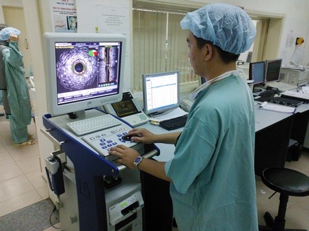 Trang bị máy siêu âm trong lòng mạch hiện đại nhất miền Trung - 1 Các bác sĩ Trung tâm Tim mạch, BV Trung ương Huế đang vận hành máy