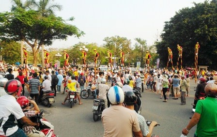 Đoàn cà kheo Bỉ chinh phục toàn thể người dân Huế ở các buổi quãng diễn giữa đường phố
