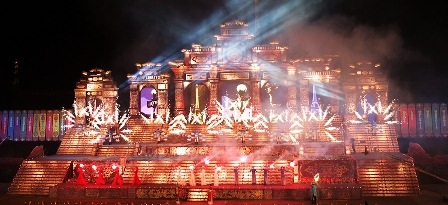 Rực rỡ sắc màu đêm khai mạc ở sân khấu lộng lẫy nhất trong 8 kỳ Festival
