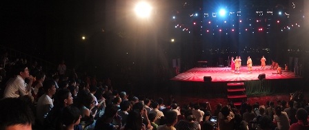 Sân khấu Đông Thái Hòa trong Đại Nội như một khán phòng