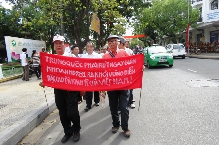 Đoàn nhân sĩ đi trên đường Lê Lợi với các động thái rất ôn hòa