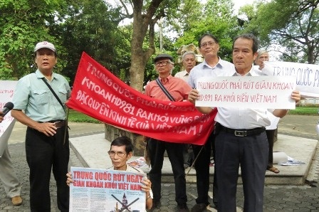 Nhân sĩ Huế tập trung tại công viên Tứ Tượng giơ cao biểu ngữ phản đối Trung Quốc