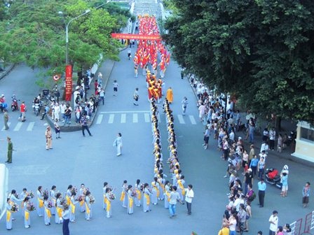 Gần 10.000 người rước Phật trên phố - 6 Đoàn rước kéo dài hàng cây số