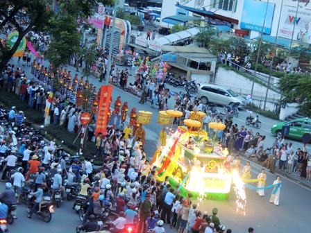 Gần 10.000 người rước Phật trên phố - 7 Đoàn rước kéo dài hàng cây số