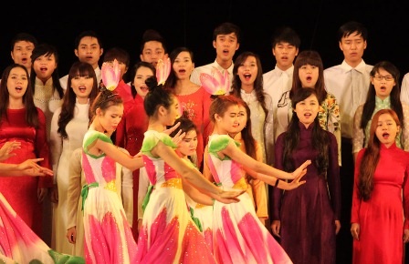“Sóng nước Tam Giang” - mùa hội miền sông nước - 3 Hợp xướng “Hồ Chí Minh – Đẹp nhất tên Người”