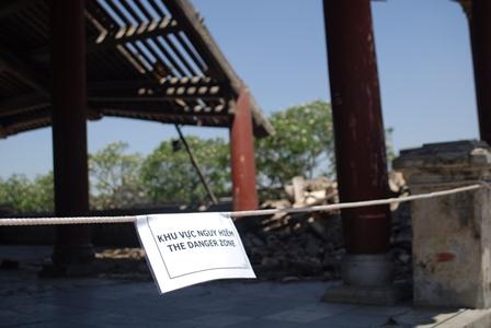 Di tích Phu Văn Lâu Huế bất ngờ bị sập một góc - 14 Các cơ quan chức năng đã phong tỏa khu vực