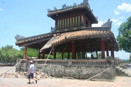 Di tích Phu Văn Lâu Huế bất ngờ bị sập một góc - 7 Mái ngói còn lại bị trễ xuống