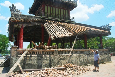Di tích Phu Văn Lâu Huế bất ngờ bị sập một góc - 1 Hơn nửa mái ngói phía sau của Phu Văn Lâu bị sập