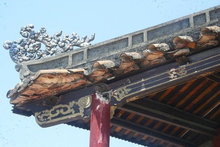 Di tích Phu Văn Lâu Huế bất ngờ bị sập một góc - 9 Phần ngói còn sót lại trên bộ mái