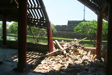Di tích Phu Văn Lâu Huế bất ngờ bị sập một góc - 2 Nhìn từ trong ra phần bị sập