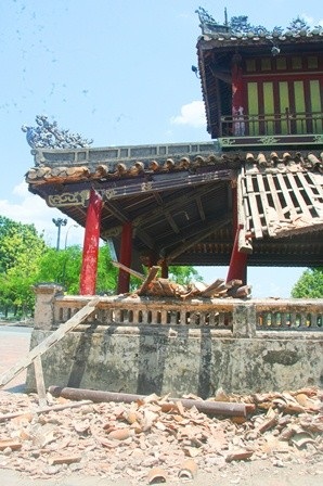 Di tích Phu Văn Lâu Huế bất ngờ bị sập một góc - 6 Phần bị sập nặng ở phía sau