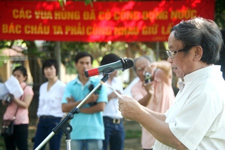 Văn nghệ sĩ Huế dùng thơ ca phản đối Trung Quốc - 9 Nhà thơ, nhà văn Ngô Minh đọc thơ phản đối Trung Quốc