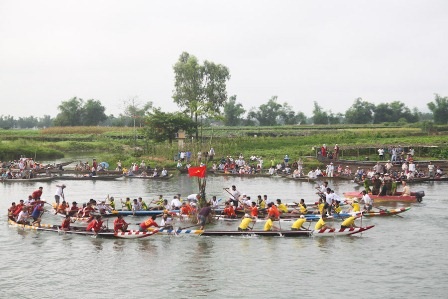 “Sóng nước Tam Giang” - mùa hội miền sông nước - 8 Giải đua ghe Lễ tế Bà Tơ trên sông Bồ sáng 30/4 mở màn “Sóng nước Tam Giang”
