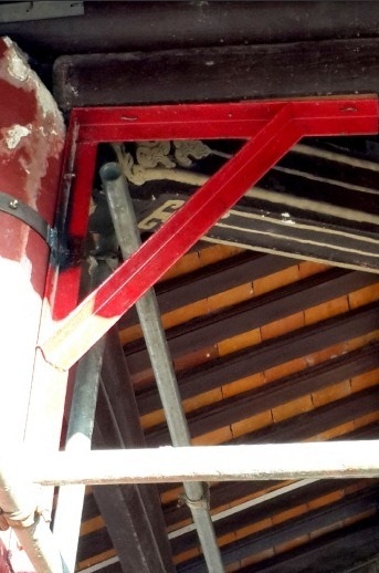 Phu Văn Lâu đã được sửa chữa - 2 Gia cố các cột chống