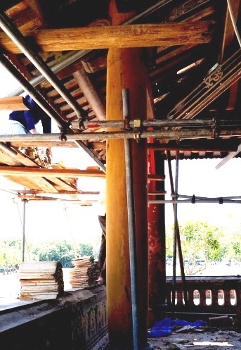Phu Văn Lâu đã được sửa chữa - 3 Thay mới một thanh cột chính bị gãy