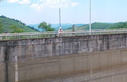 Công nhân thủy điện Bình Điền kiểm tra lại thân đập trong sáng 16/5