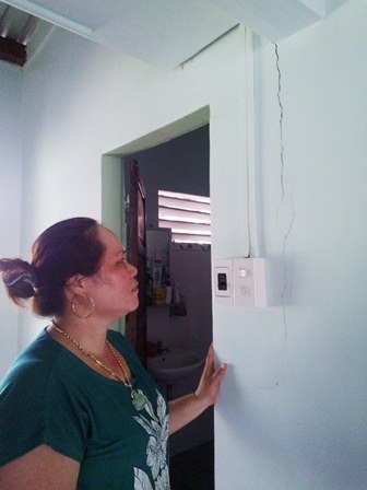 Các đường nứt sau ngay trận rung chấn ảnh hưởng từ A Lưới ở nhà chị Xê