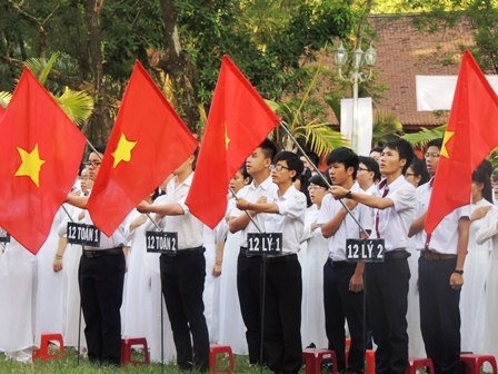 Học sinh Quốc học Huế chào cờ nhớ về Bác, hướng đến biển Đông - 1 Học sinh Quốc học Huế giương cao cờ tổ quốc, hát vang Quốc Ca