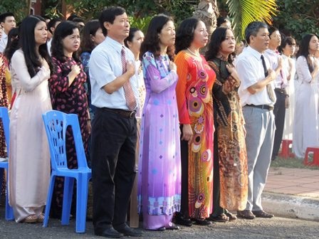 Học sinh Quốc học Huế chào cờ nhớ về Bác, hướng đến biển Đông - 4 Thầy cô giáo cũng để tay lên tim hướng về Biển đảo quê hương.