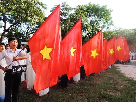 Học sinh Quốc học Huế chào cờ nhớ về Bác, hướng đến biển Đông - 5 Hàng trăm lá cờ đỏ chói trong sân trường