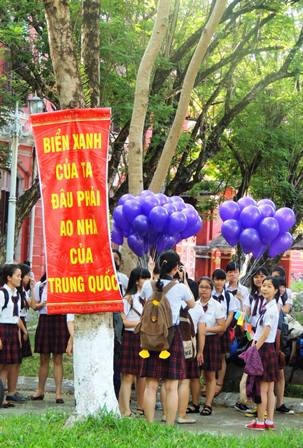 Học sinh Quốc học Huế chào cờ nhớ về Bác, hướng đến biển Đông - 7 Biển xanh của ta, đâu phải ao nhà của Trung Quốc