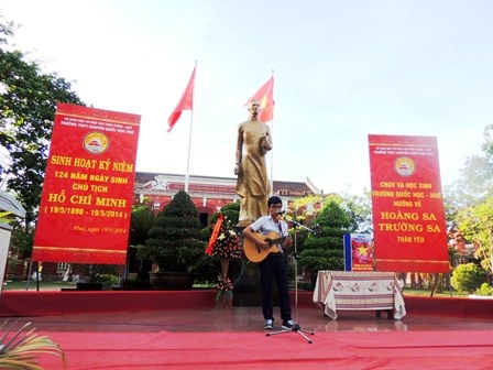 Học sinh Quốc học Huế chào cờ nhớ về Bác, hướng đến biển Đông - 6 Tiết mục guitar xúc động