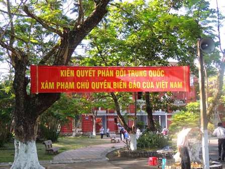 Học sinh Quốc học Huế chào cờ nhớ về Bác, hướng đến biển Đông - 2 Nhiều khẩu hiệu phản đối Trung Quốc trong trường.
