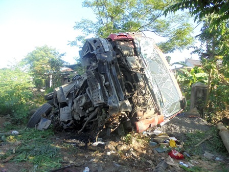 Chiếc xe tải lao qua bên đường vào nhà dân, lật nghiêng