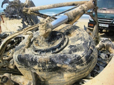 Phát hiện xác máy bay chiến đấu ở bãi biển Lăng Cô - 3 Cận cảnh bánh máy bay còn khá nguyên vẹn