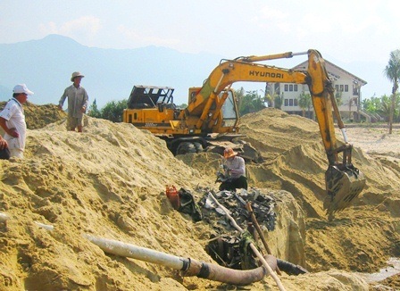 Phát hiện xác máy bay chiến đấu ở bãi biển Lăng Cô - 2 Các bộ phận của máy bay lộ ra dần dần