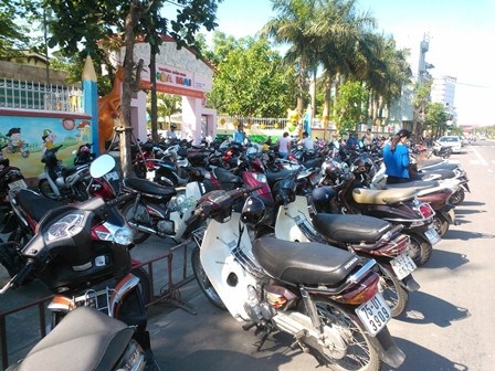 Hàng ngàn phụ huynh chen chúc chờ nộp đơn cho con học mầm non - 2 Xe máy dựng xuống cả lòng đường.