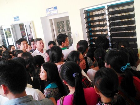 Hàng ngàn phụ huynh chen chúc chờ nộp đơn cho con học mầm non - 7 Phụ huynh chờ nhận đơn ngoài phòng Hiệu trưởng.